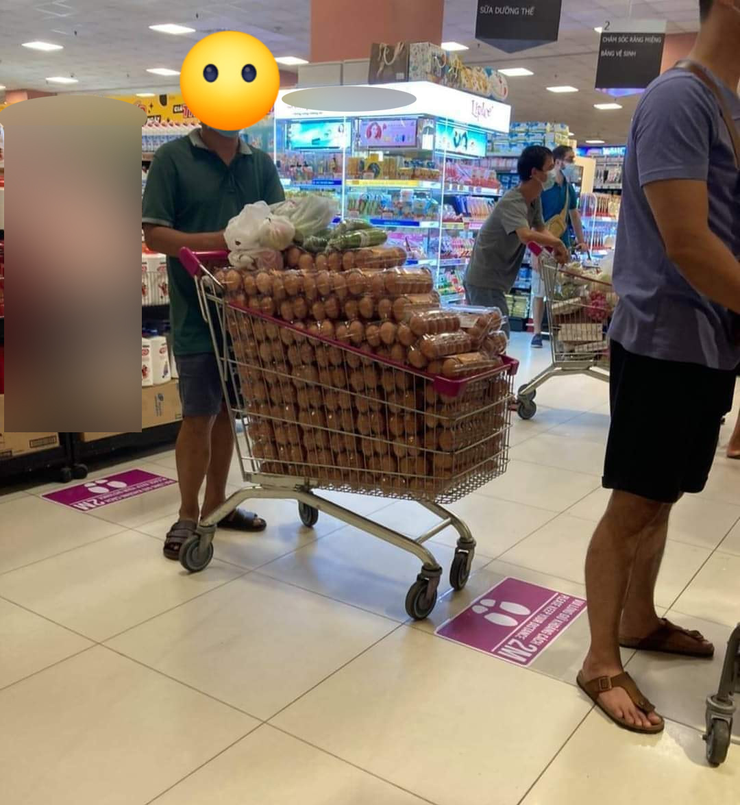 Người đàn ông đi siêu thị mua trứng với số lượng lớn khiến ai cũng choáng váng.
