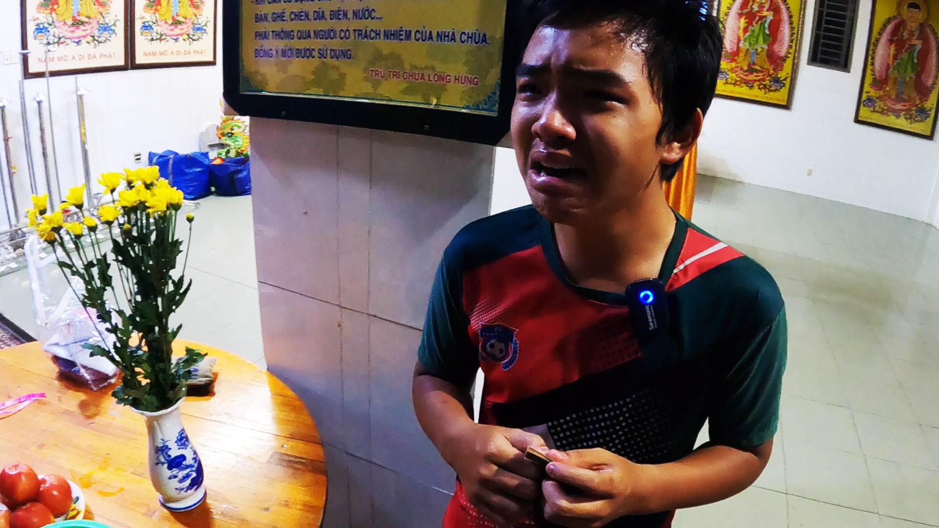 Nhói lòng hình ảnh cậu bé 16 tuổi gào khóc tiễn mẹ giữa đại dịch Sài Gòn: Mẹ ơi về chùa với con