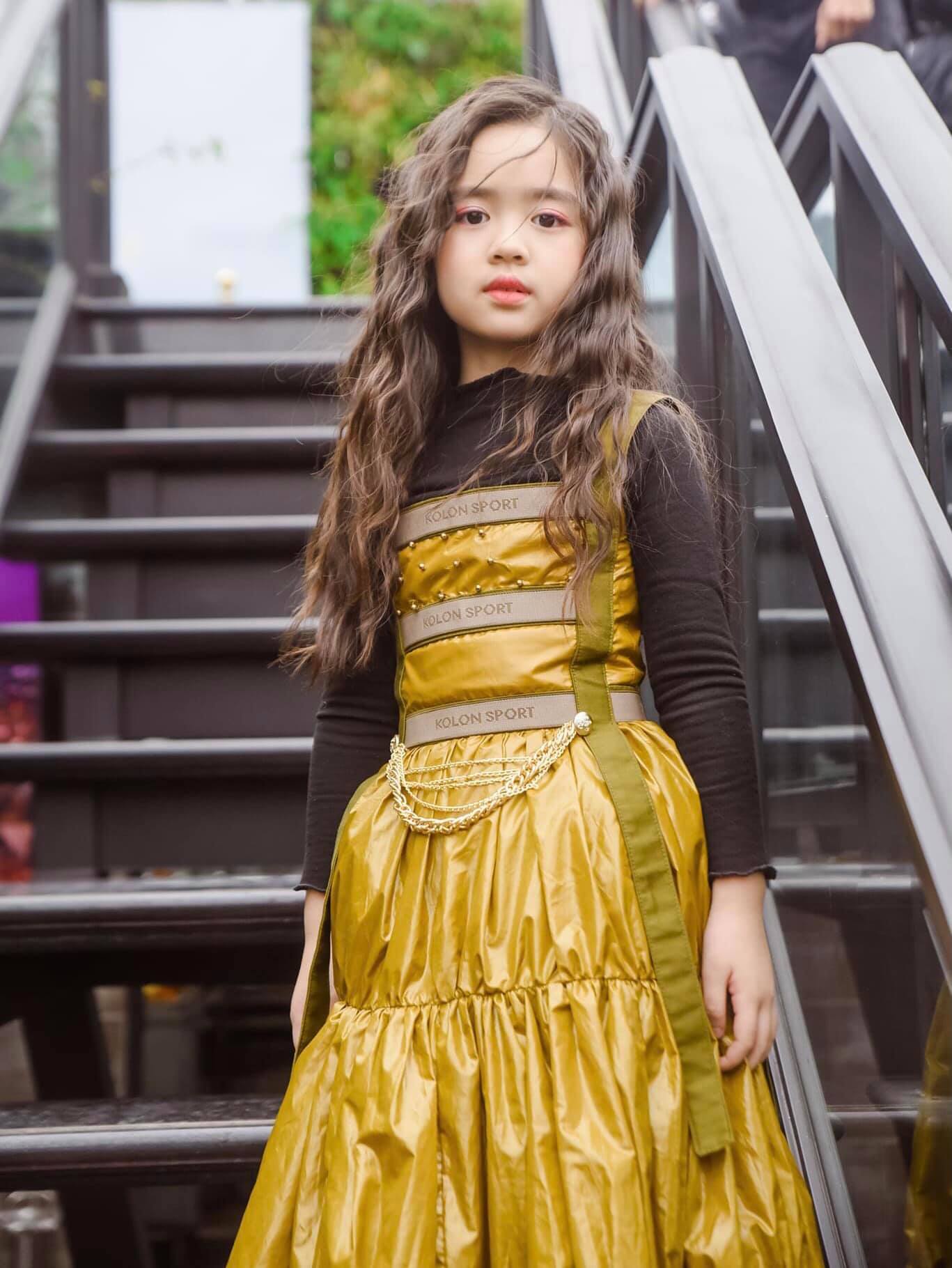 Mẫu nhí 8 tuổi gây sốt với thần thái và gu thời trang sành điệu như sao Hàn, xem qua profile càng bất ngờ - ảnh 7