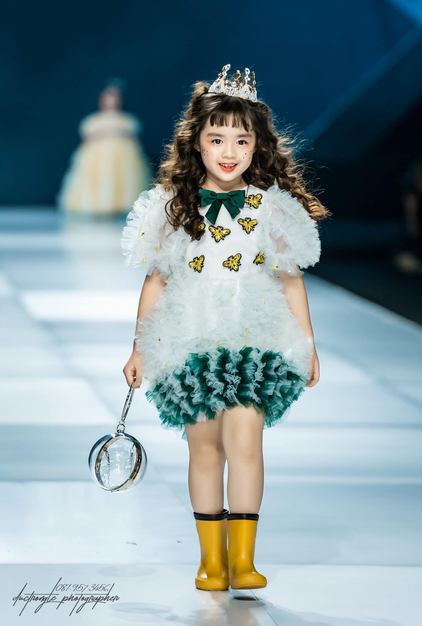 Mẫu nhí 8 tuổi gây sốt với thần thái và gu thời trang sành điệu như sao Hàn, xem qua profile càng bất ngờ - ảnh 1