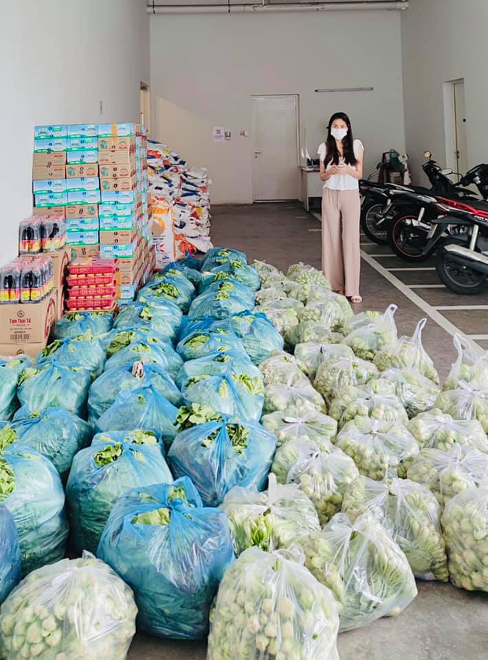 Vợ chồng ca sĩ Thuỷ Tiên - cầu thủ Công Vinh bỏ tiền túi mua rau sạch ở quê lên Tp.HCM giúp đỡ người dân khó khăn