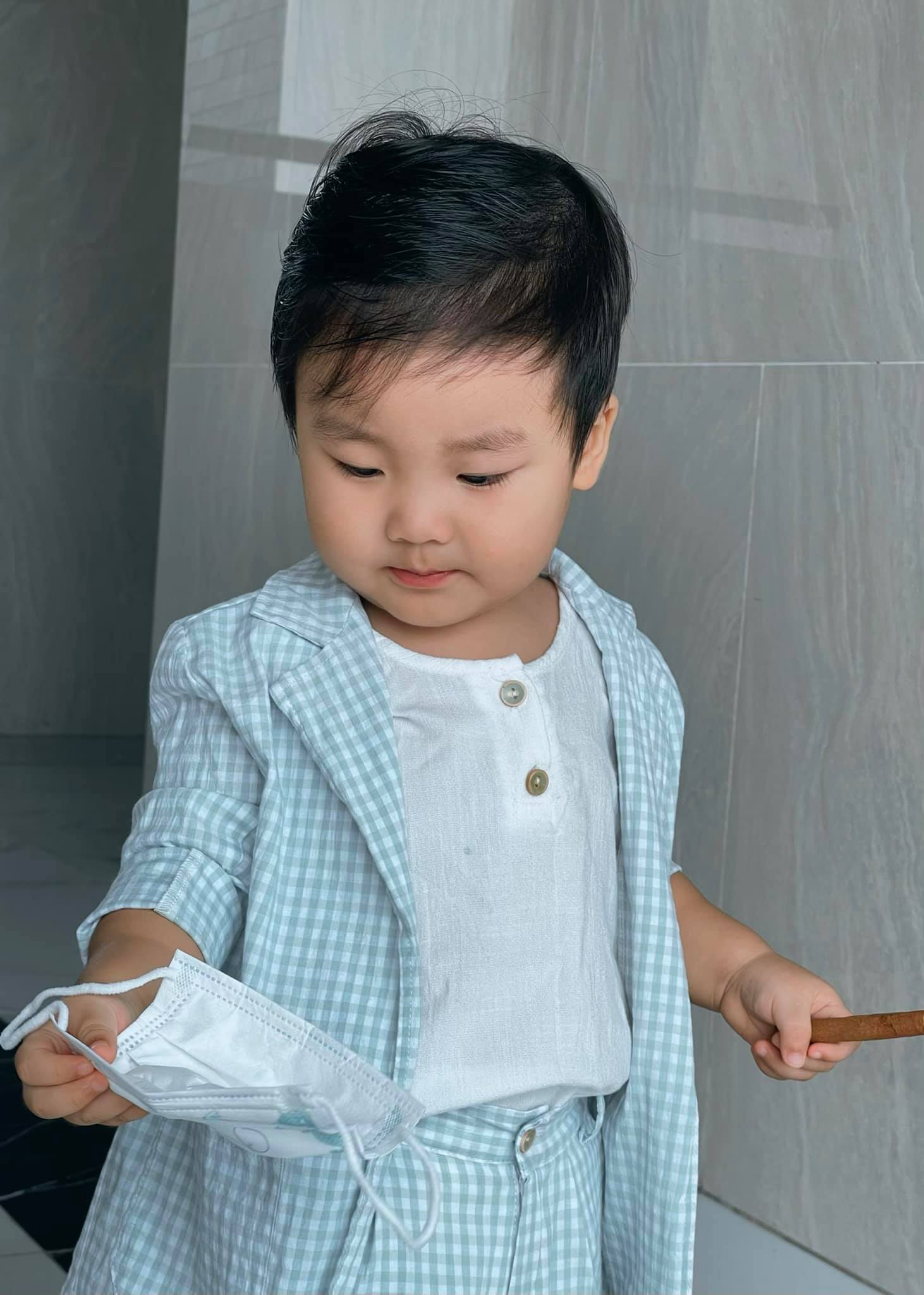 Con trai Hoà Minzy 3 tháng tuổi đã ngồi ghế Tổng giám đốc, lên đồ đậm chất tổng tài - ảnh 5