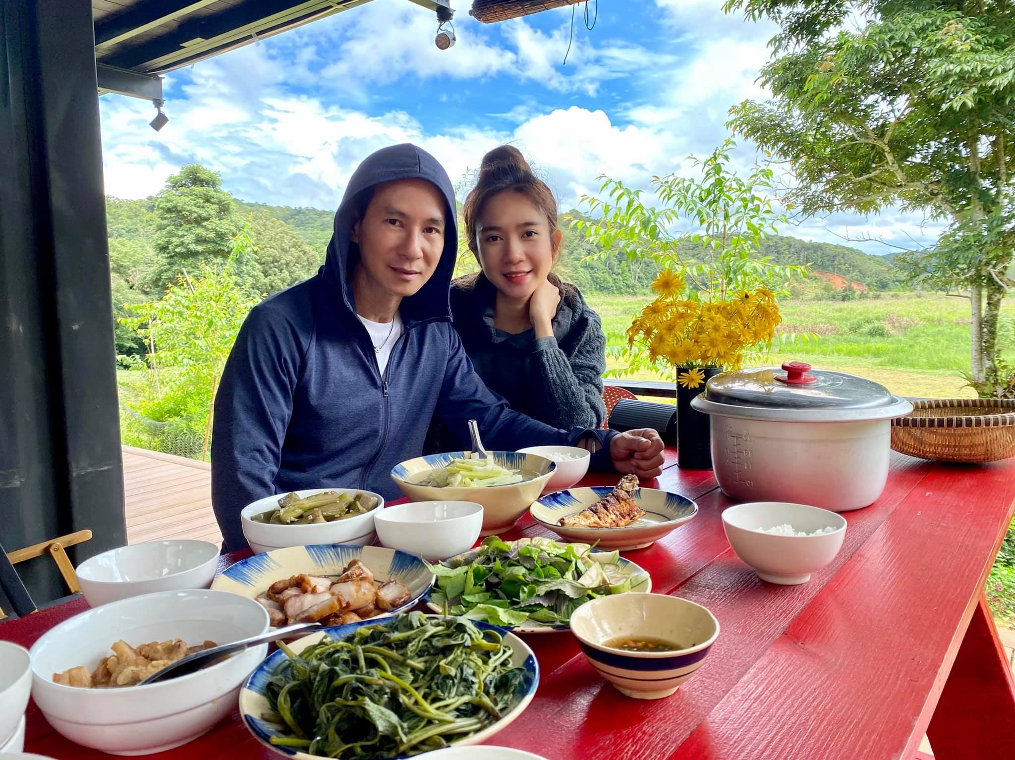 Bữa ăn của Lý Hải và Minh Hà tại nông trại riêng của gia đình ở Đà Lạt