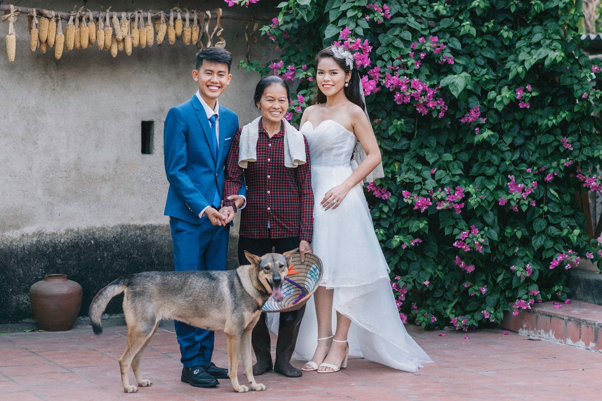 Đồng Văn Hùng và Đặng Thanh Trà cùng mẹ trong bộ ảnh cưới
