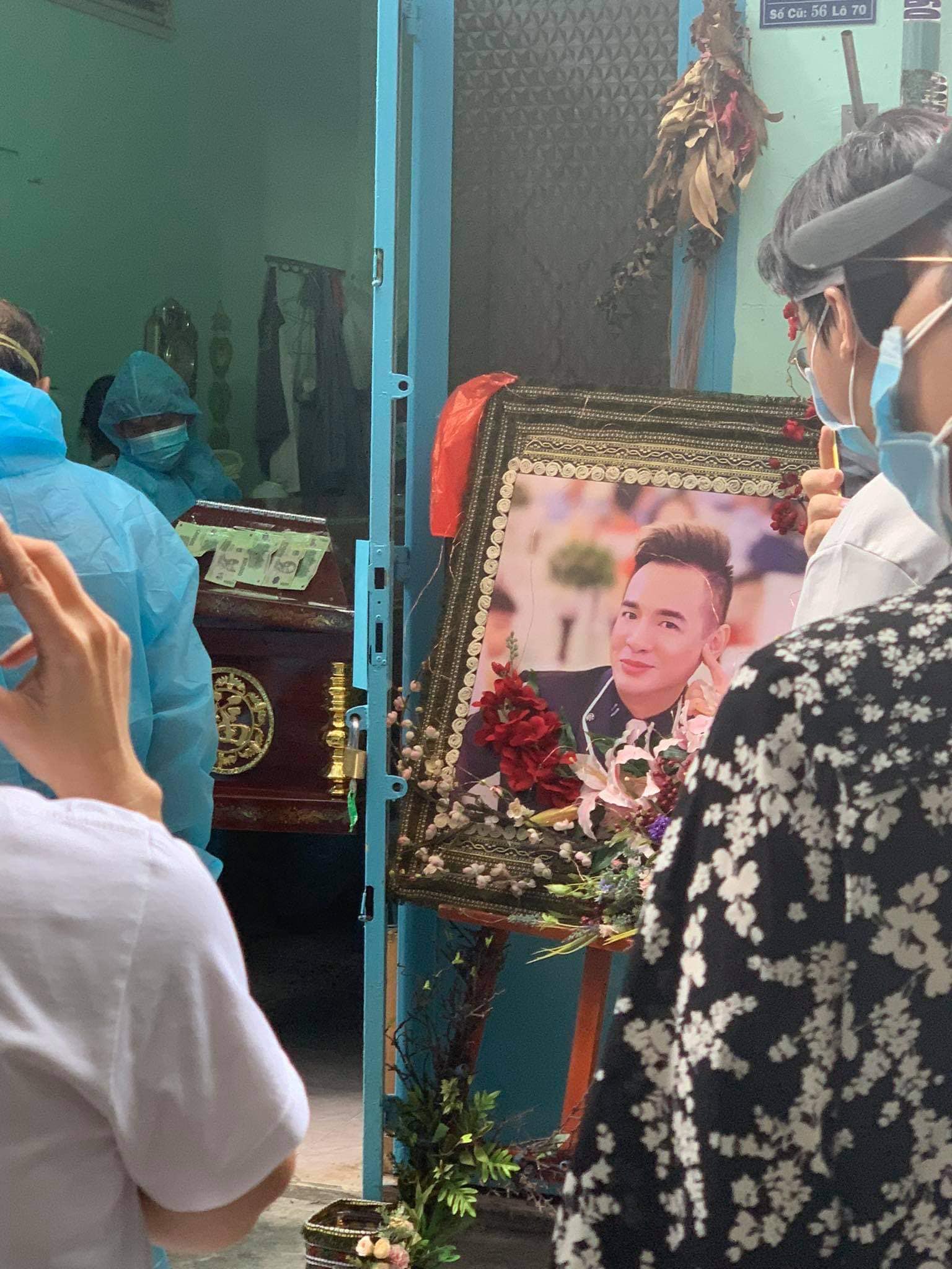 Lâm Khánh Chi chia sẻ hình ảnh đầy xót xa trong tang lễ cố ca sĩ Việt Quang giữa mùa dịch