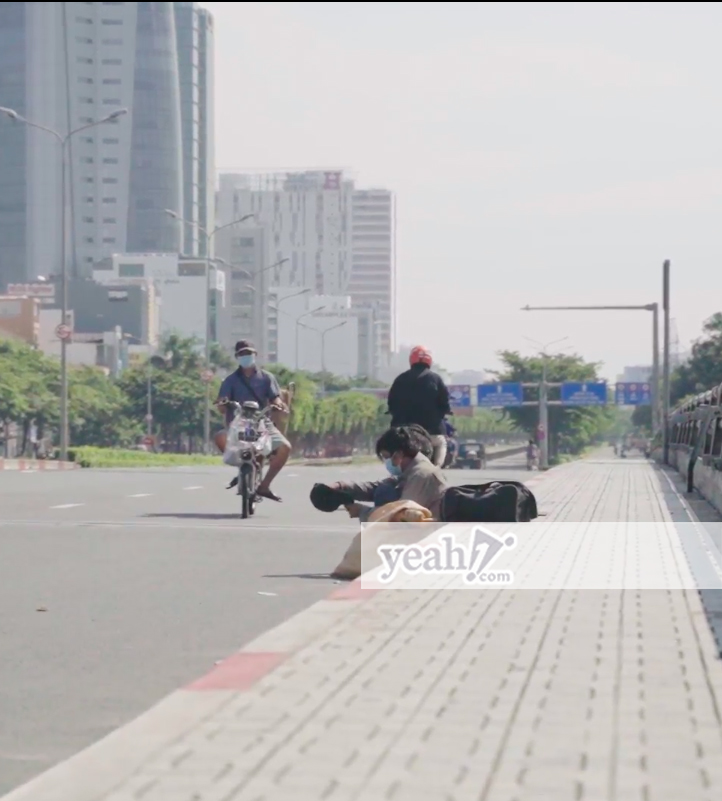 Sài Gòn thương nhau: Xúc động khoảnh khắc chàng trai lùi xe, loay hoay lấy tiền cho người vô gia cư