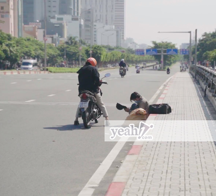 Sài Gòn thương nhau: Xúc động khoảnh khắc chàng trai lùi xe, loay hoay lấy tiền cho người vô gia cư
