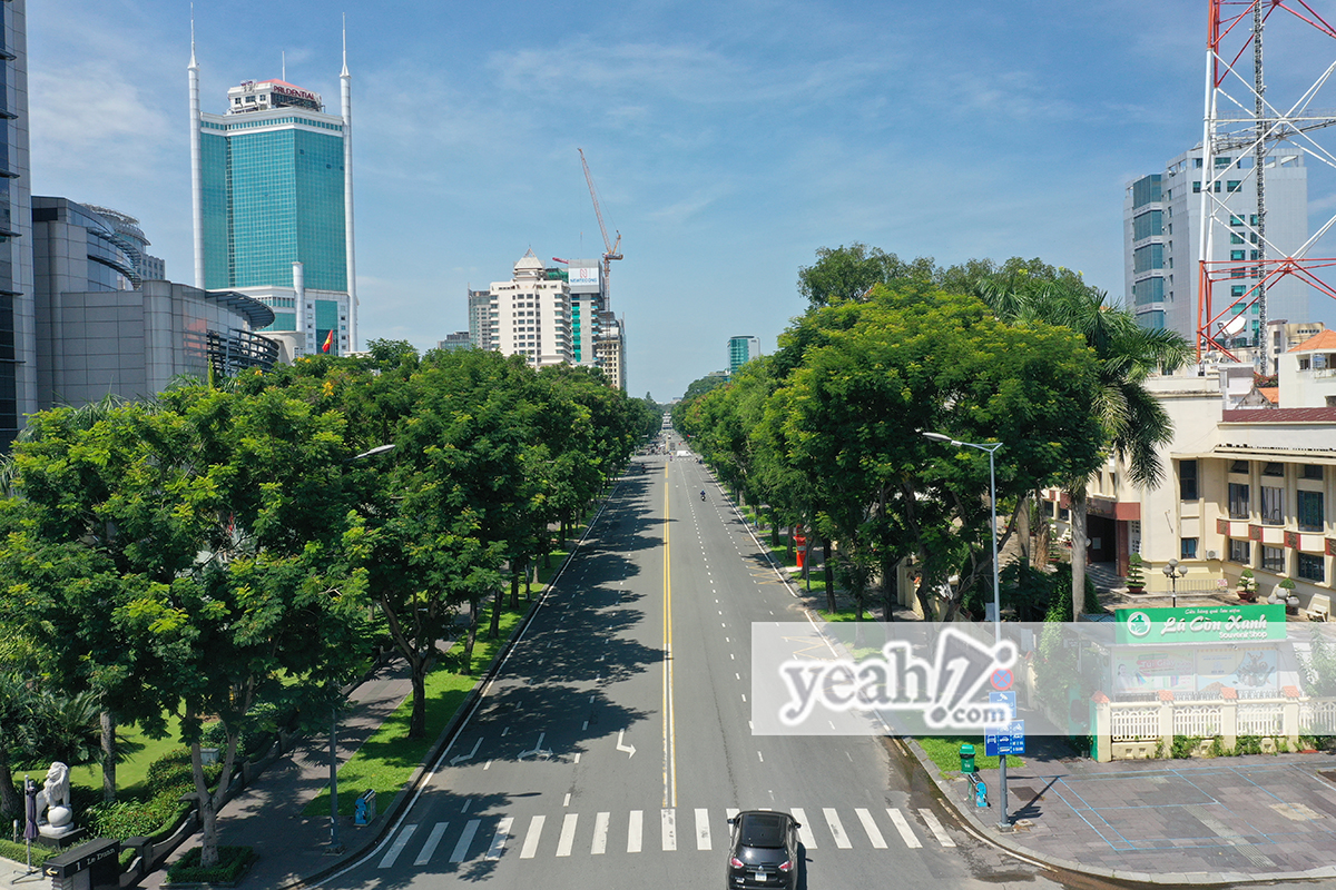 Sài Gòn thương nhau: Xúc động khoảnh khắc chàng trai lùi xe, loay hoay lấy tiền cho người vô gia cư - ảnh 1