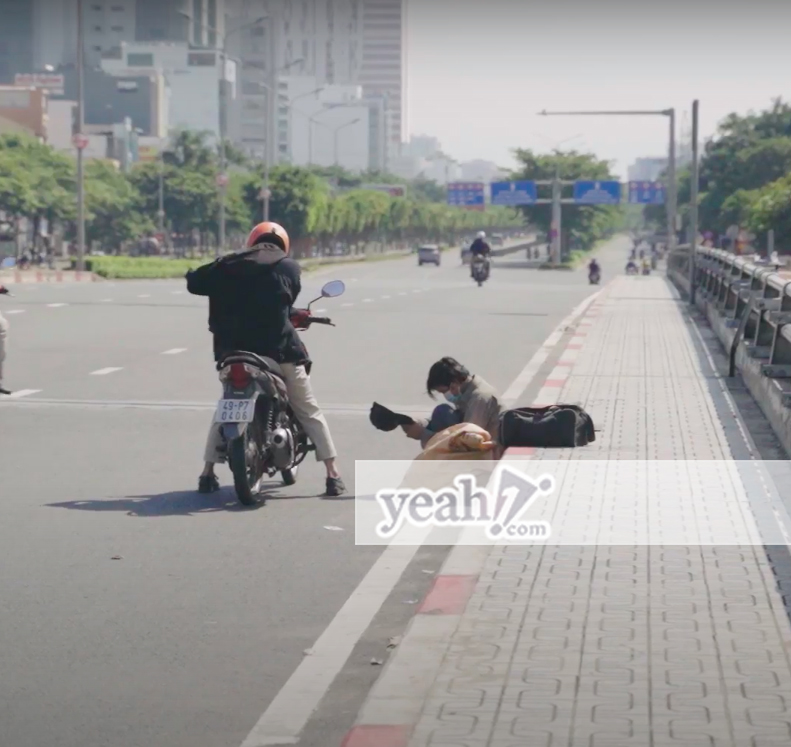 ...chàng trai lấy tiền từ túi quần rồi đến túi áo để giúp đỡ người khó khăn hơn mình