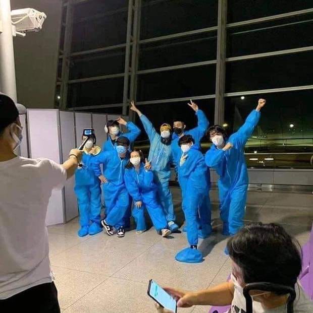 8 thành viên 'Running Man Việt Nam - Chơi là chạy' mặc đồ bảo hộ kín mít tại sân bay sang Hàn Quốc