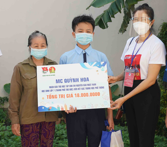 MC Quỳnh Hoa nhận hỗ trợ cho một học sinh lớp 7 học hết bậc trung học phổ thông