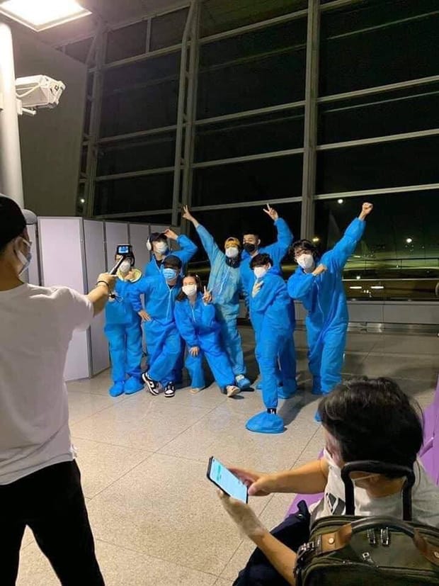 8 thành viên 'Running Man VietNam - Chơi là chạy' tại sân bay sang Hàn Quốc