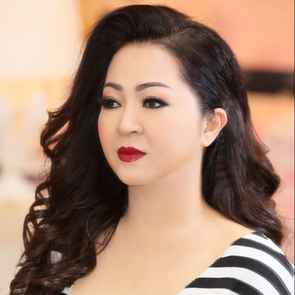 Fanpage có tích xanh của bà Phương Hằng bốc hơi, xuất hiện hàng loạt tài khoản giả mạo? Fanpage có tích xanh của bà Phương Hằng bốc hơi, xuất hiện hàng loạt tài khoản giả mạo?
