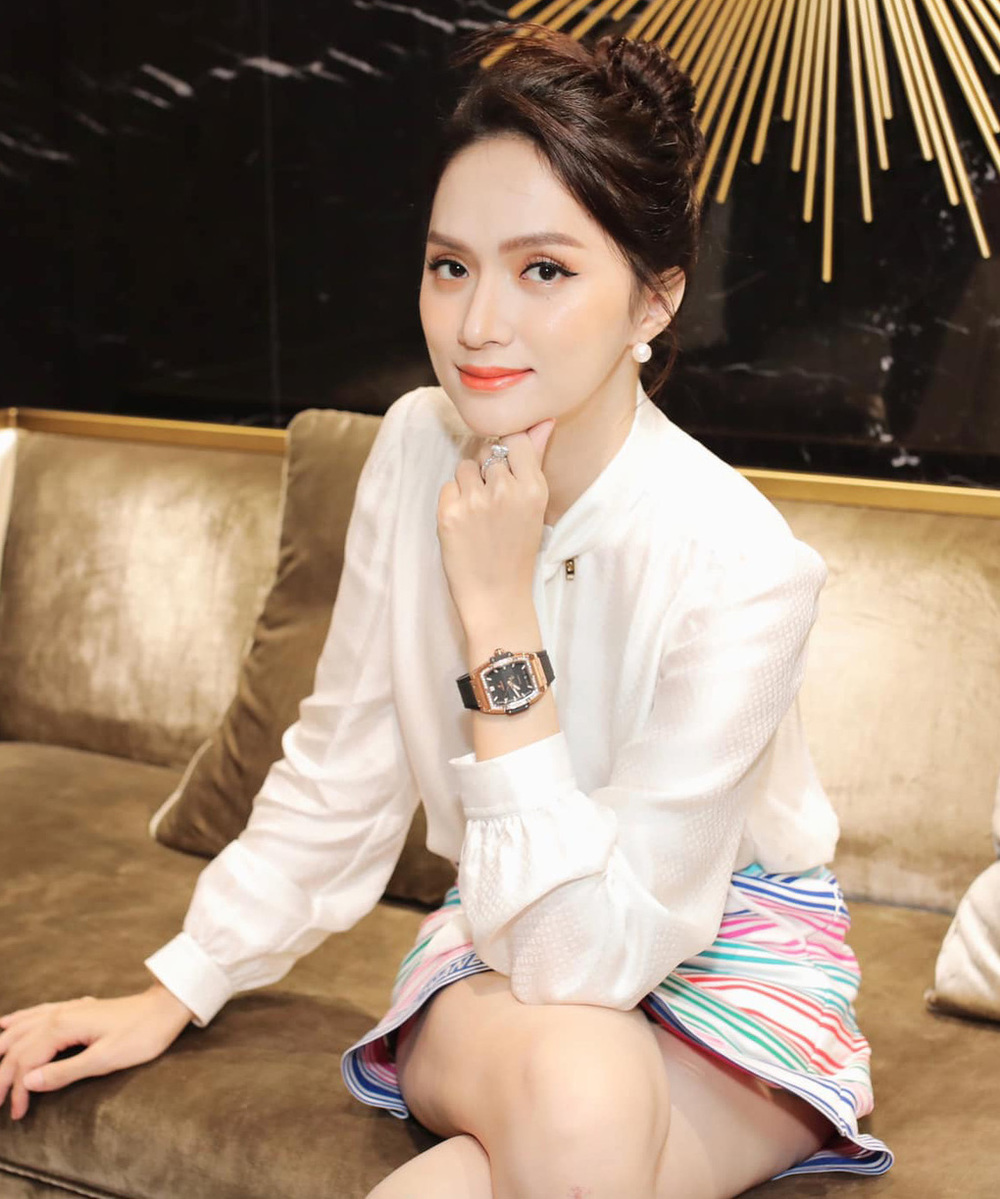 Hoa hậu Hương Giang tặng lại đồng hồ Hublot cho chương trình đấu giá thiện nguyện