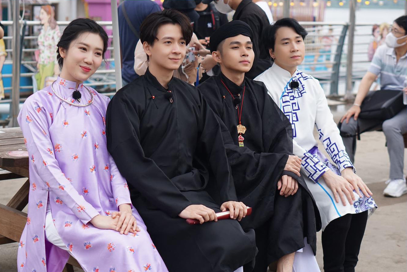 Hình ảnh 4 thành viên trong dàn cast 'Running Man Việt Nam' mặc áo dài ghi hình tại Hàn Quốc