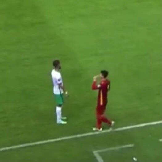Khoảnh khắc thú vị trận Việt Nam - Saudi Arabia: Duy Mạnh thân thiện đưa nước cho cầu thủ đội bạn nhưng kết quả thì...!