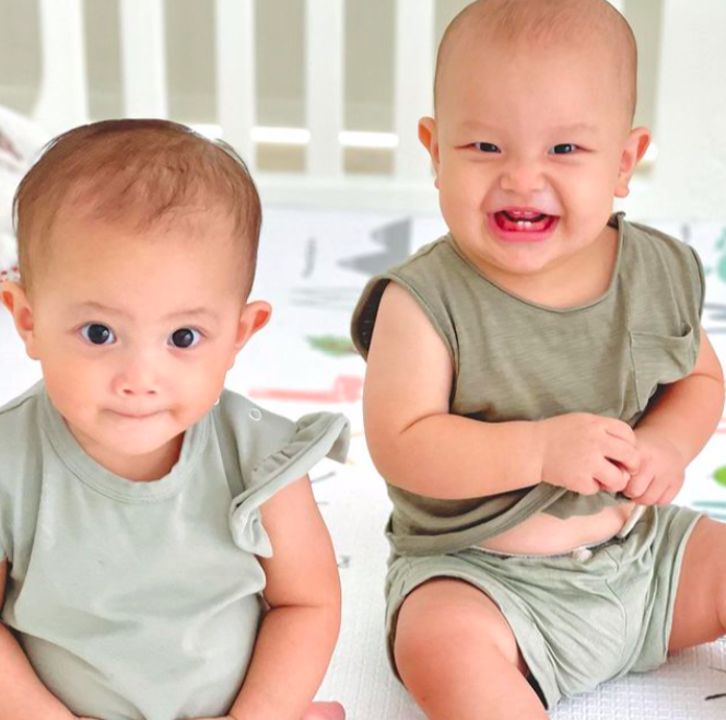 Cặp song sinh Leon Lisa của Hồ Ngọc Hà và Kim Lý tròn 10 tháng tuổi, như 'bản sao' hoàn hảo của bố mẹ - ảnh 4