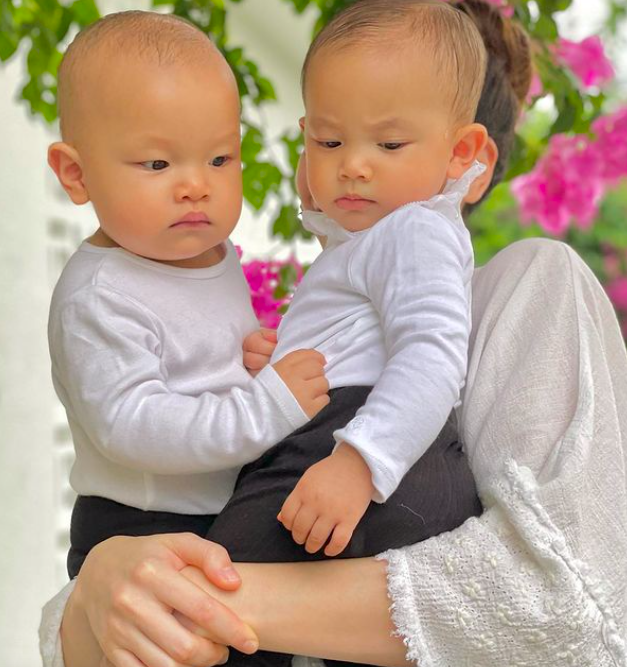Cặp song sinh Leon Lisa của Hồ Ngọc Hà và Kim Lý tròn 10 tháng tuổi, như 'bản sao' hoàn hảo của bố mẹ - ảnh 2