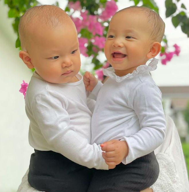 Những biểu cảm cực kì hài hước 'đốn tim' của hai nhóc tì nhà Hồ Ngọc Hà và Kim Lý