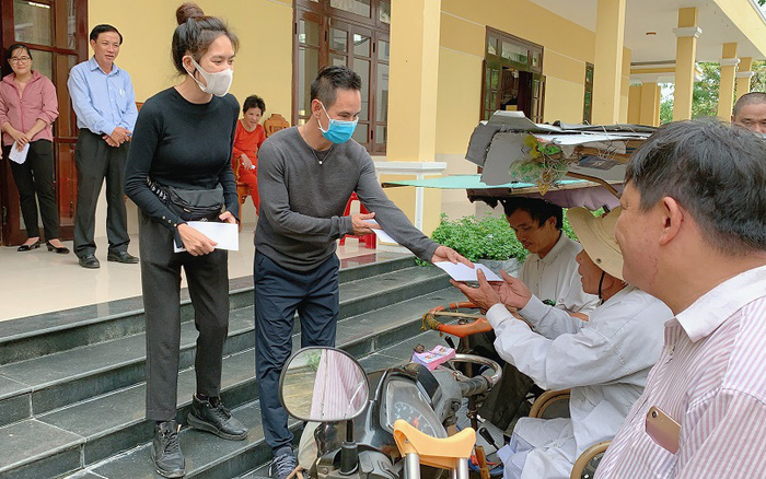 Vợ chồng Lý Hải Minh Hà phát tiền cho người dân ở các địa điểm công cộng qua phong bì