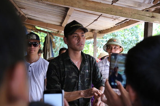 MC Phan Anh tham gia cứu trợ lũ lụt miền Trung năm 2016
