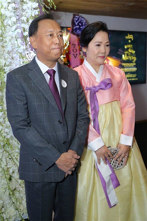 Lần hiếm hoi bố mẹ ruột của Hari Won xuất hiện cùng nhau là trong đám cưới của nữ ca sĩ vào năm 2016