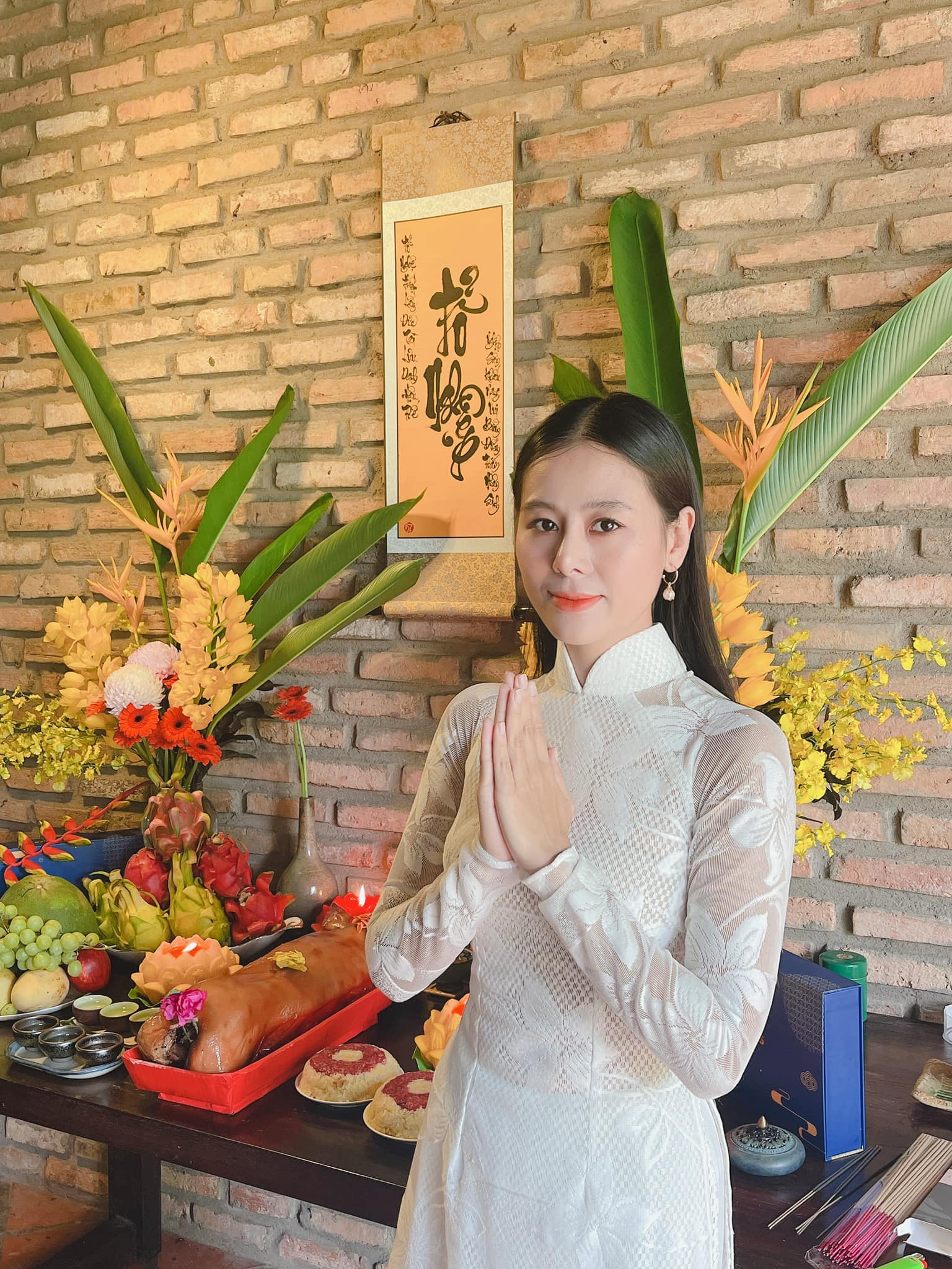 Nữ diễn viên Nam Thư mặc áo dài trắng cúng Tổ nghề