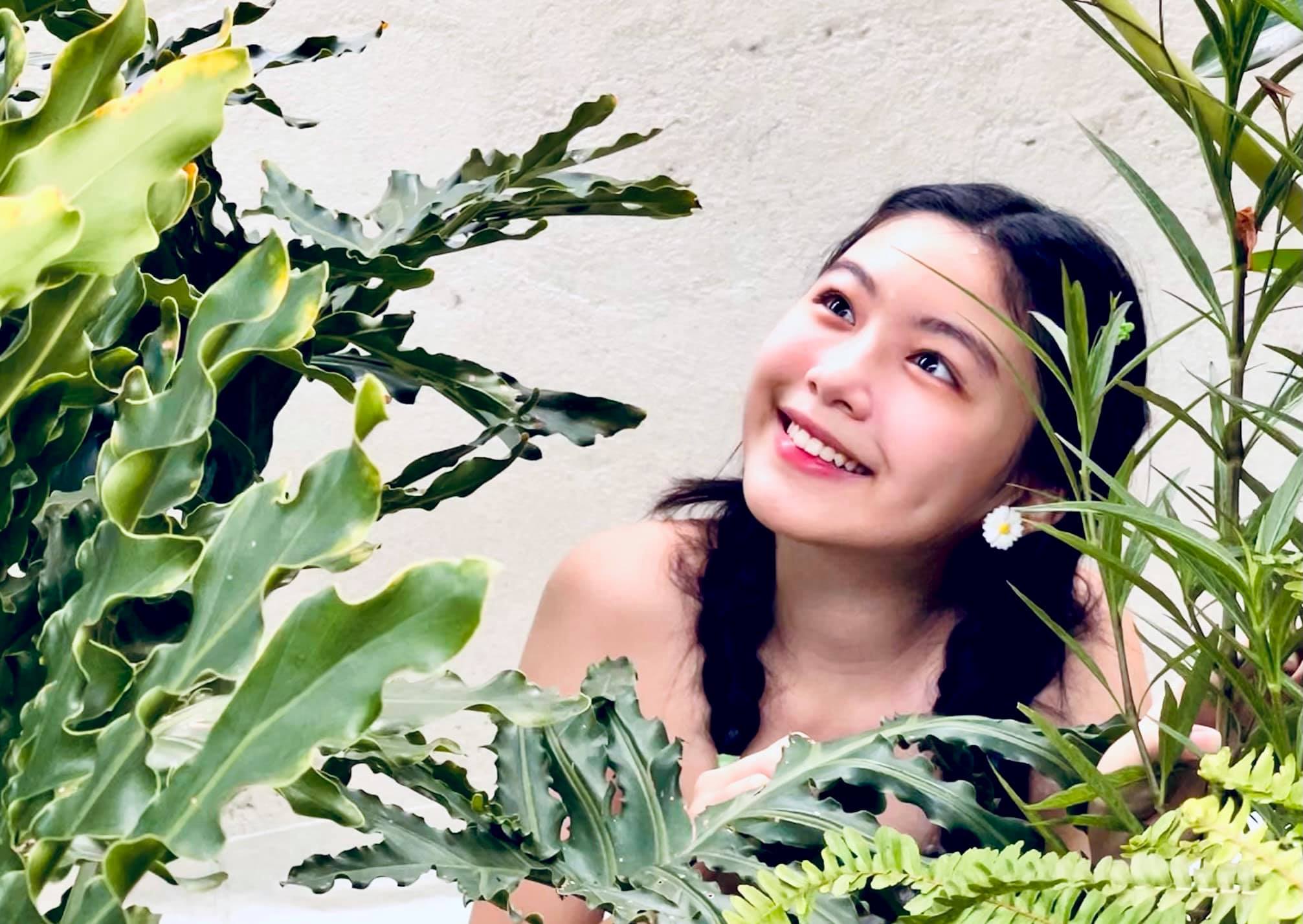 Nụ cười nhẹ nhàng của Lọ Lem trong khung cảnh 'cây nhà lá vườn' dưới ống kính của mẹ Dạ Thảo