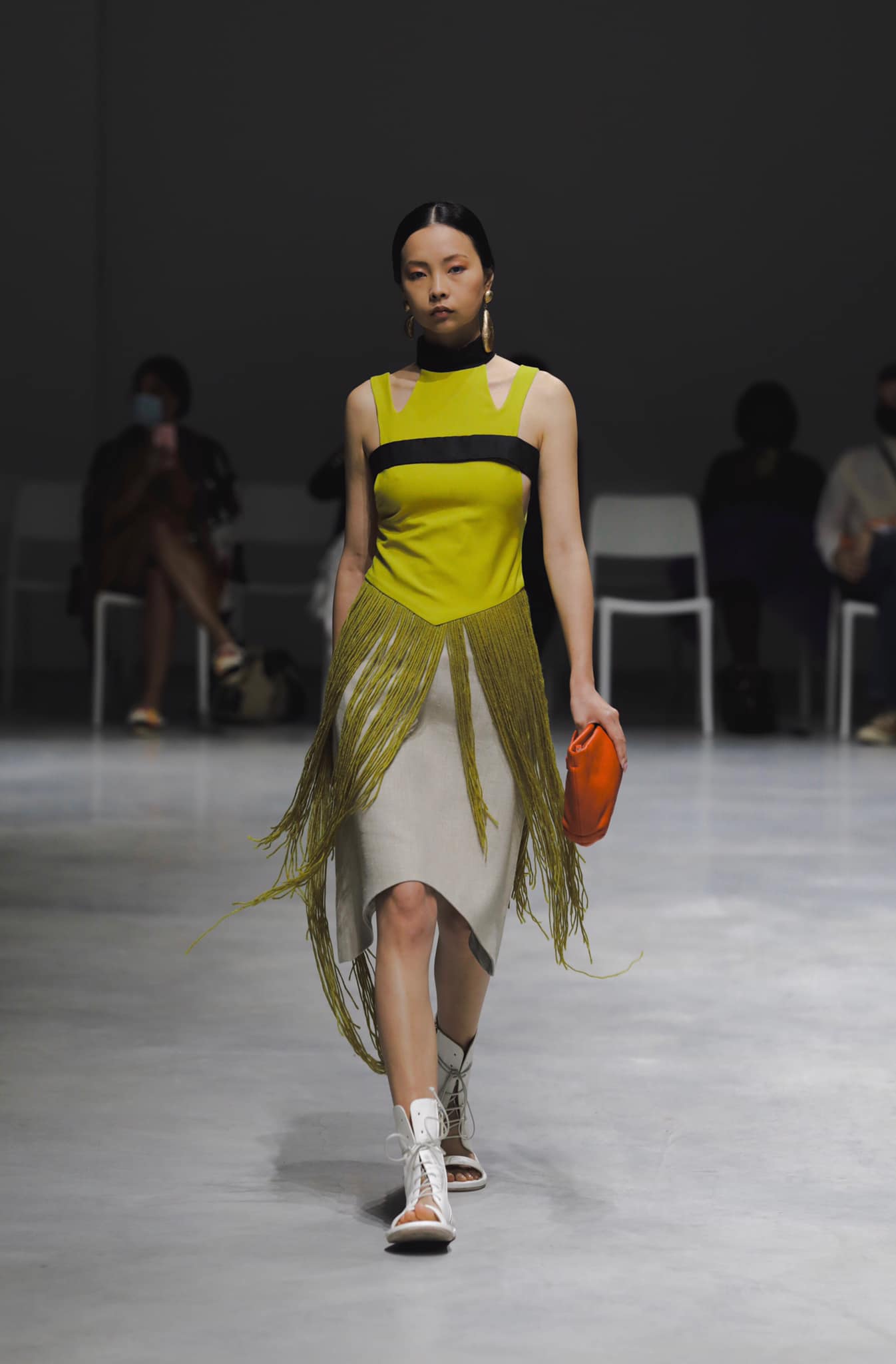 Chàng trai gen Z tâm sự sau show diễn tại Milan Fashion Week: 'Không dám nhận là NTK, muốn thiết kế đồ cho ca sĩ Hồ Ngọc Hà' - ảnh 4
