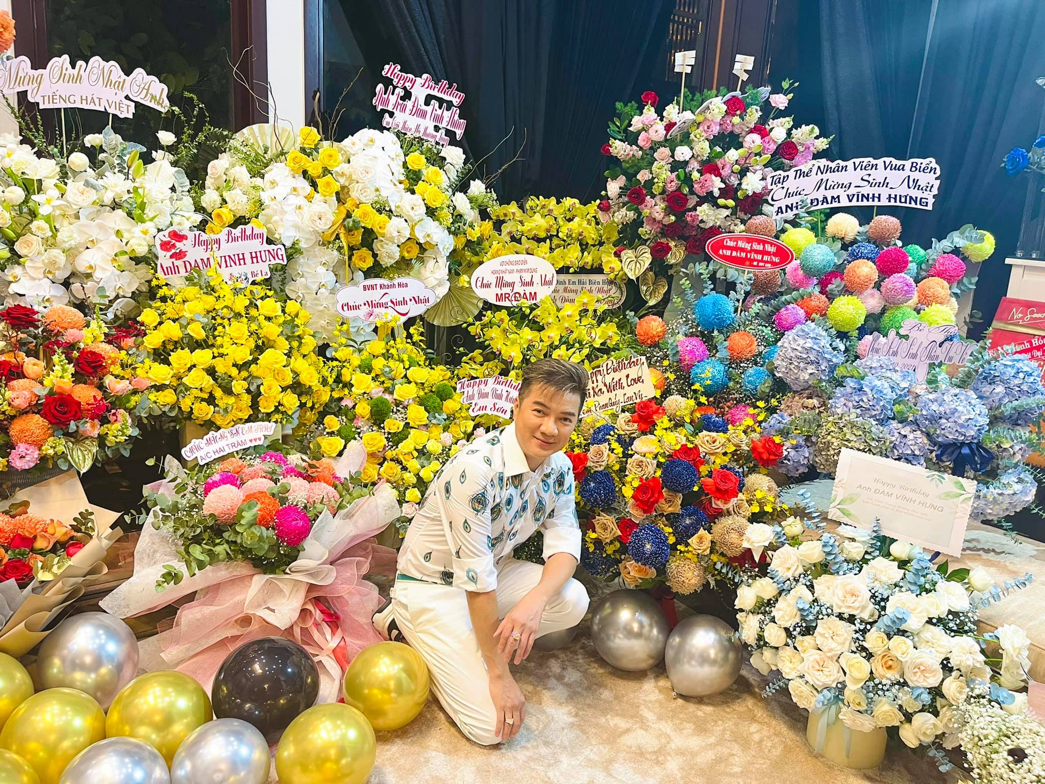 Sinh nhật tuổi 50 ngập tràn hoa của ca sĩ Đàm Vĩnh Hưng, ẩn ý nhắc đến 'em ấy' về chuyện về Mỹ - ảnh 1