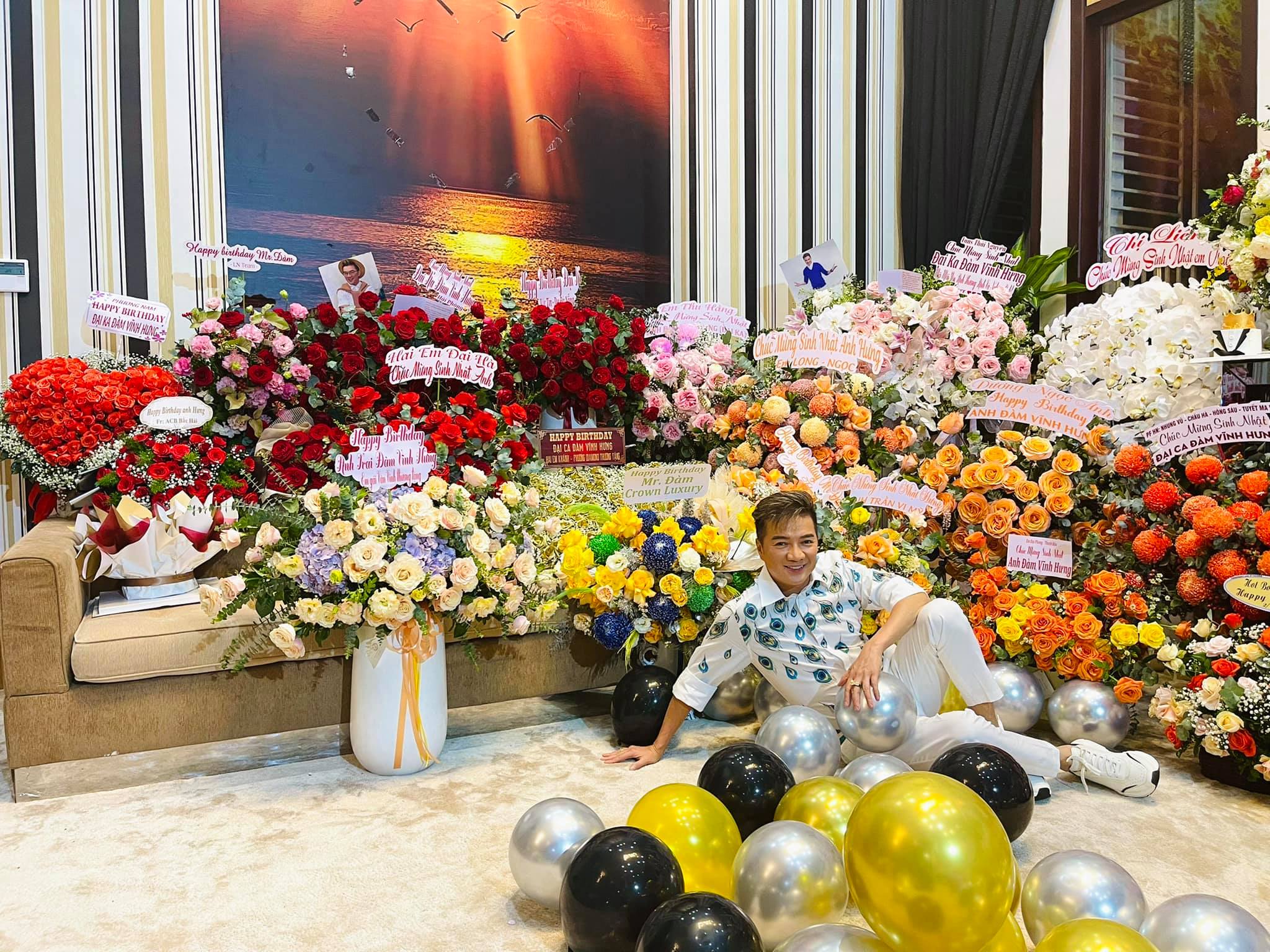 'Biển' hoa và quà được bạn bè đồng nghiệp và người hâm mộ khắp nơi gửi tặng Đàm Vĩnh Hưng dịp sinh nhật tròn 50 tuổi