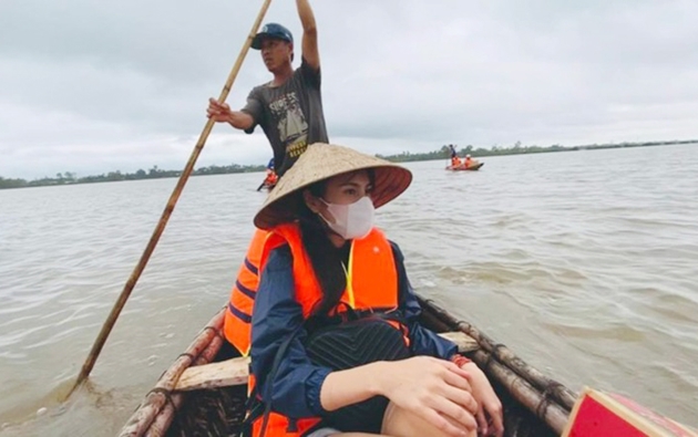 Ca sĩ Thuỷ Tiên cứu trợ lũ lụt miền Trung năm 2020