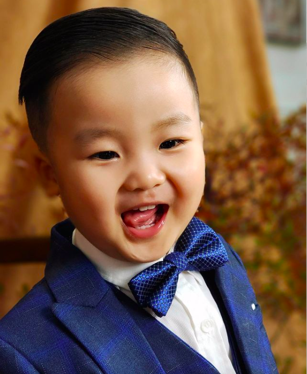Con trai Hoà Minzy lên đồ như tổng tài nhí nhân dịp sinh nhật tròn 2 tuổi - ảnh 2