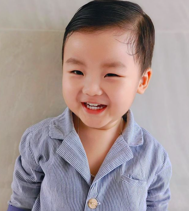 Con trai Hoà Minzy lên đồ như tổng tài nhí nhân dịp sinh nhật tròn 2 tuổi - ảnh 4
