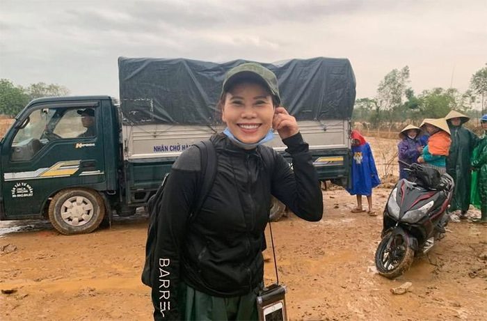 Cô Ngọc Hương trong chuyến cứu trợ lũ lụt miền Trung cuối năm 2020
