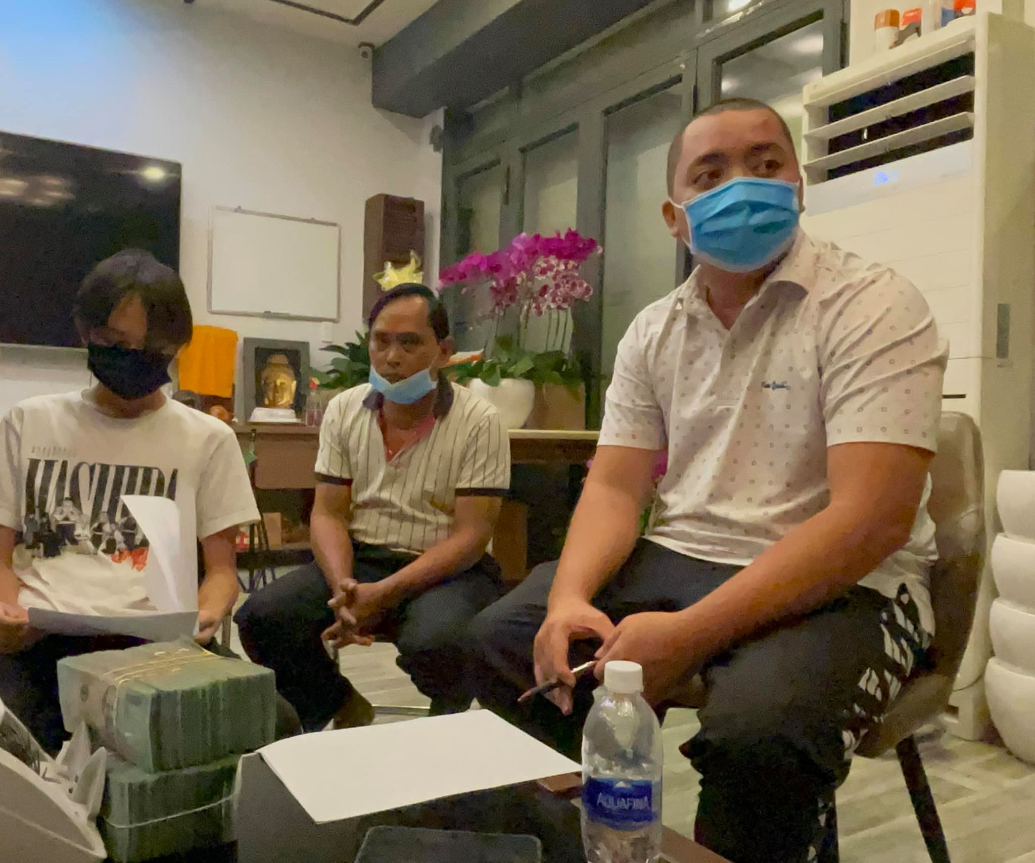 Hồ Văn Cường cùng người thân trong gia đình nhận tiền từ quản lý cố ca sĩ Phi Nhung