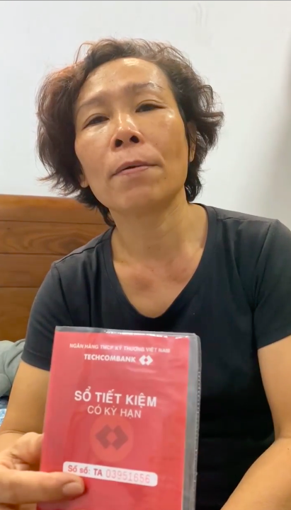 Mẹ ruột Hồ Văn Cường chia sẻ sổ tiết kiệm và mong muốn để gia đình được yên ổn