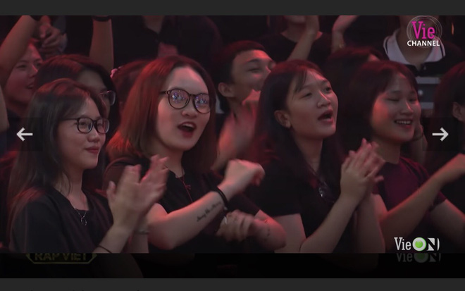 Cô gái trên hàng ghế khán giả thường xuyên lên sóng 'Rap Việt' mùa 1...
