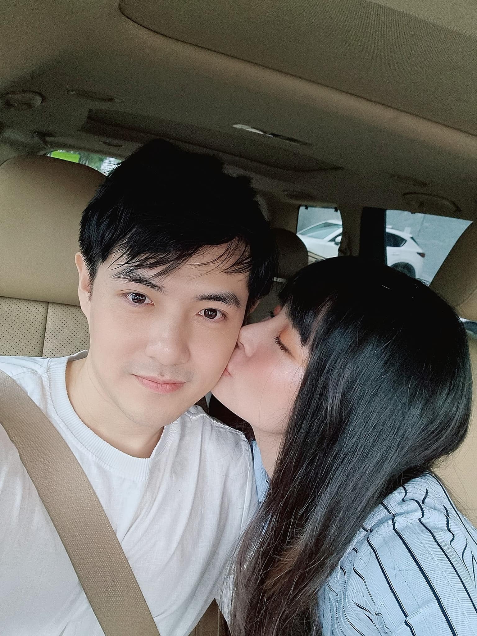 Đông Nhi trao cho Ông Cao Thắng nụ hôn ngọt ngào trên xe vào ngày đầu tuần