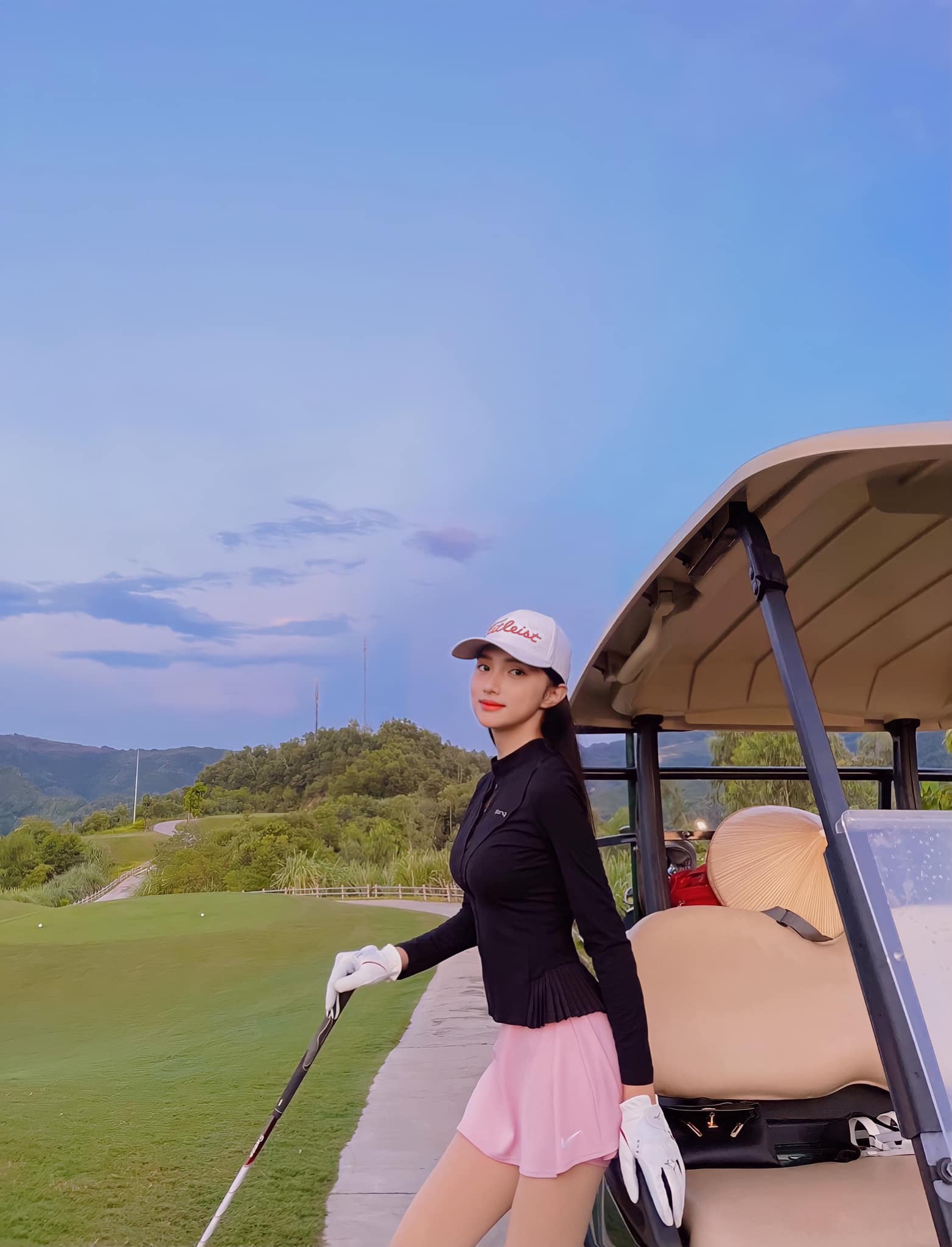 Hương Giang liên tục chia sẻ hình ảnh đi chơi Golf sau khi quay lại mạng xã hội