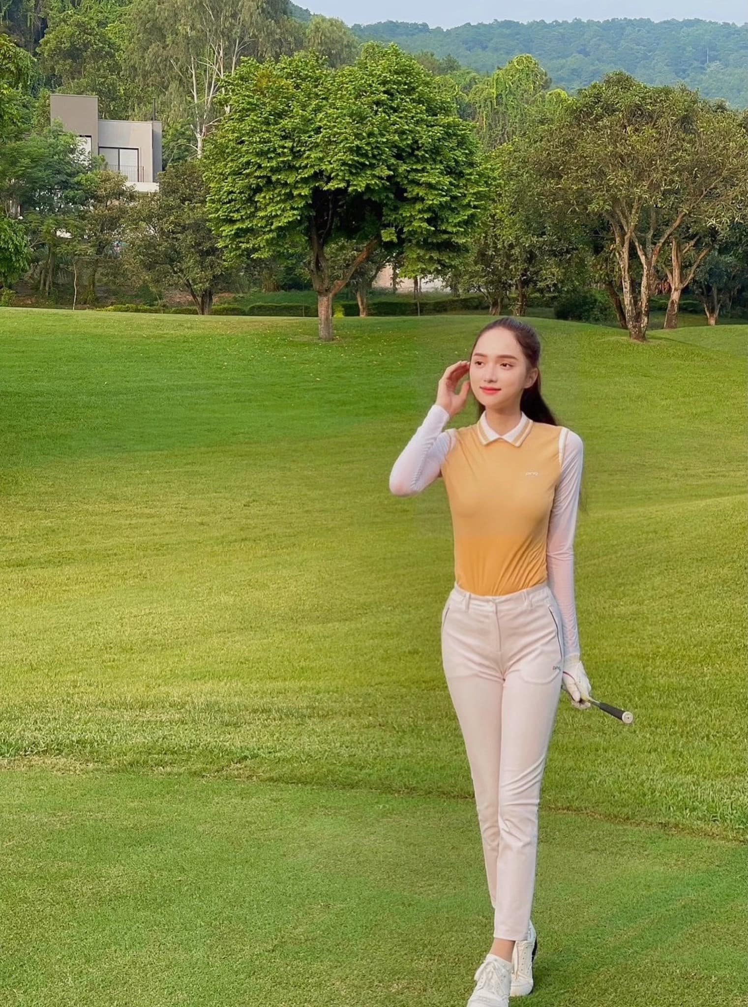 Hoa hậu Chuyển giới Quốc tế 2018 khoe dáng nuột trên sân Golf