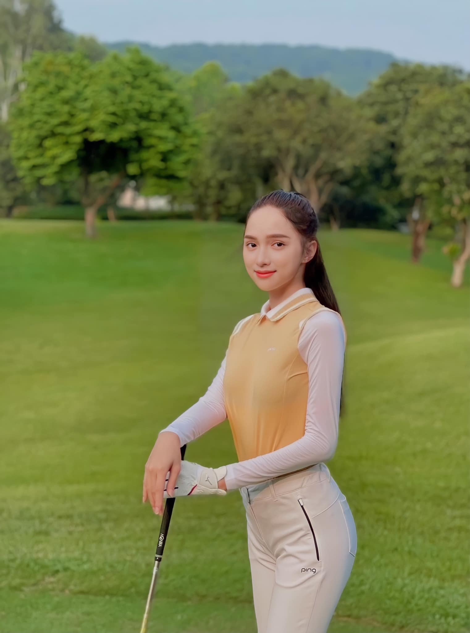 Gu thời trang đi chơi Golf khá đa dạng của Hương Giang
