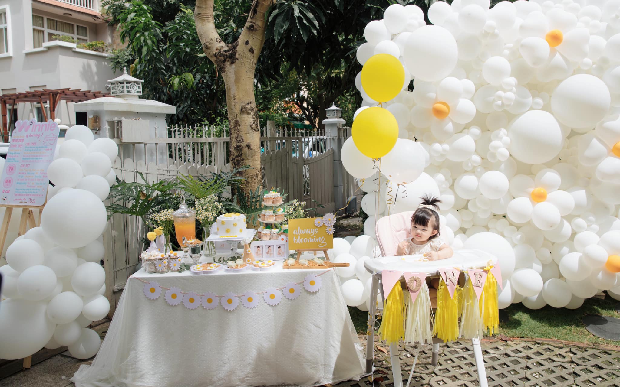 Không gian ngập sắc trắng - vàng trong tiệc sinh nhật của Winnie