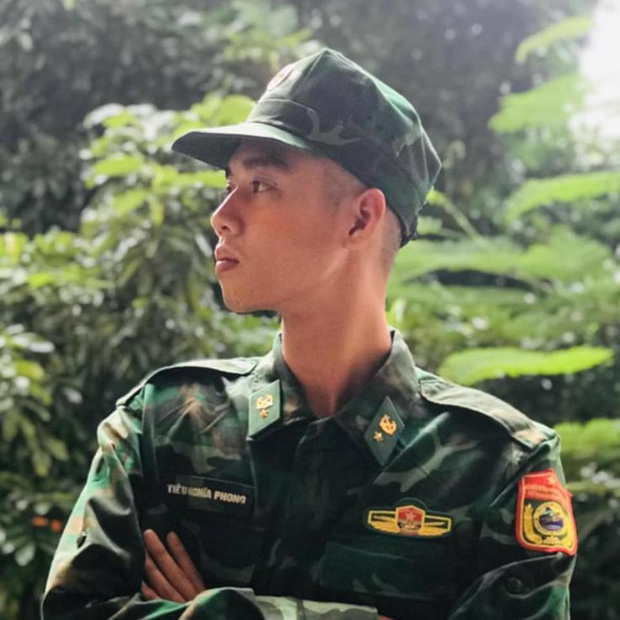 Chân dung chàng quân nhân gây chú ý nhiều ngày qua. Anh tên Tiêu Nghĩa Phong, sinh năm 1999 và hiện đang là học viên của trường Trung cấp Biên phòng 2