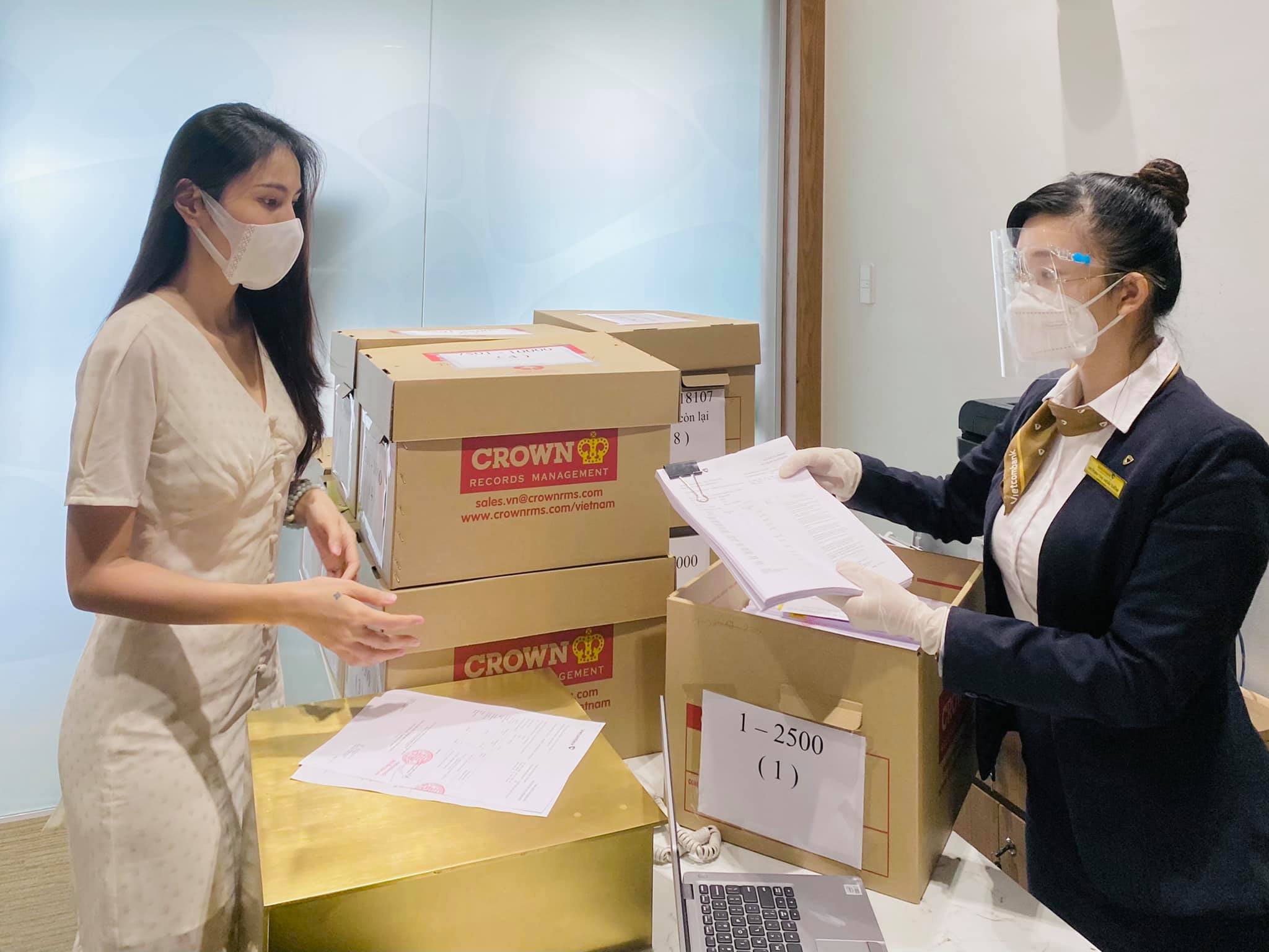 Ca sĩ Thuỷ Tiên tại ngân hàng lấy hơn 18.000 trang sao kê tiền từ thiện