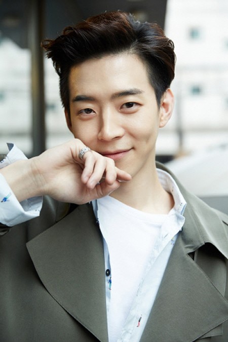 Nam diễn viên Park Yoo Hwan