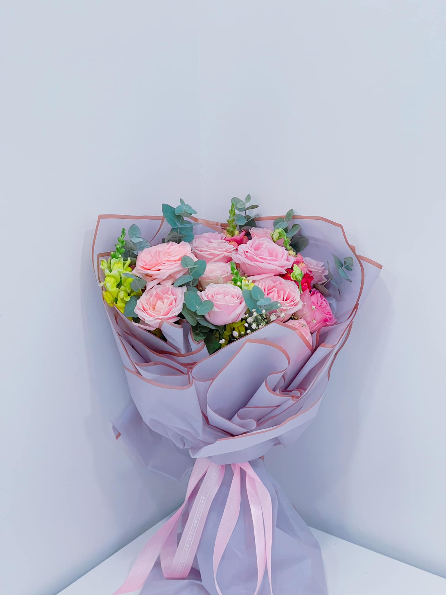Những bó hoa được fan ẩn danh gửi đến Lý Nhã Kỳ