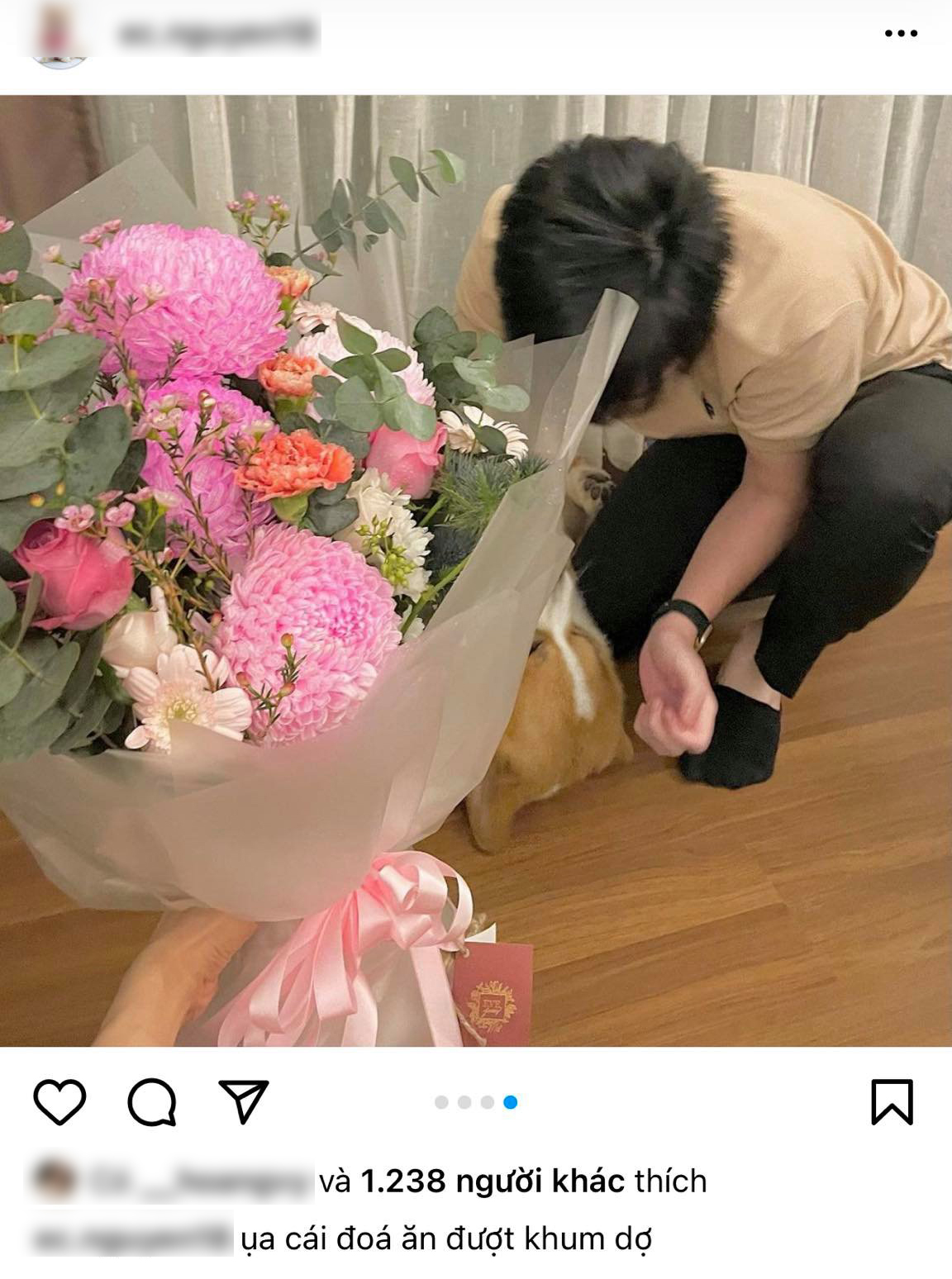 Trên tài khoản Instagram dành cho bé cún, Kiều Trinh Xíu và Phan Hoàng xuất hiện cùng nhau nhưng khéo léo giấu mặt