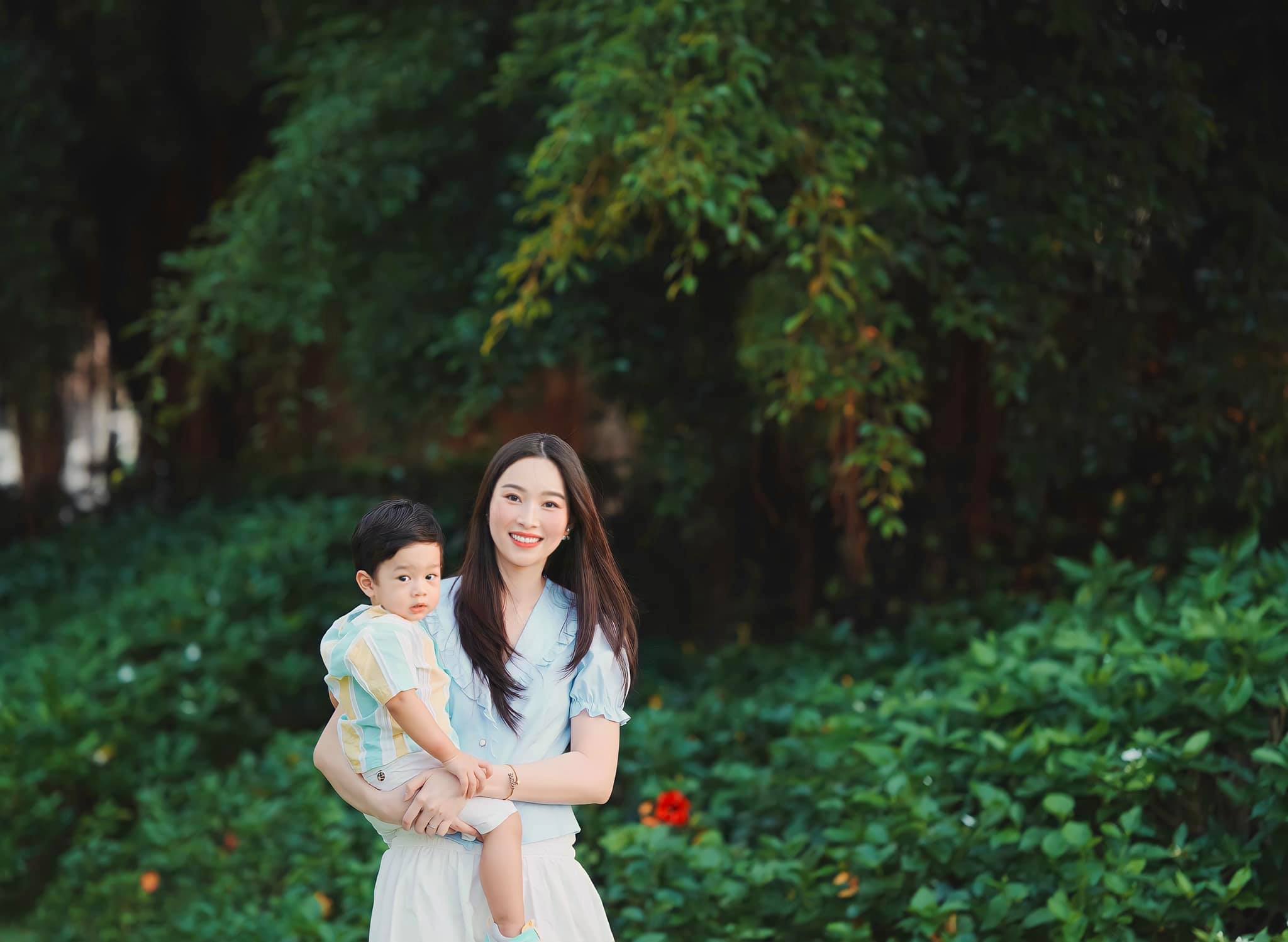 Hoa hậu Đặng Thu Thảo hiếm hoi chia sẻ hình ảnh hai con