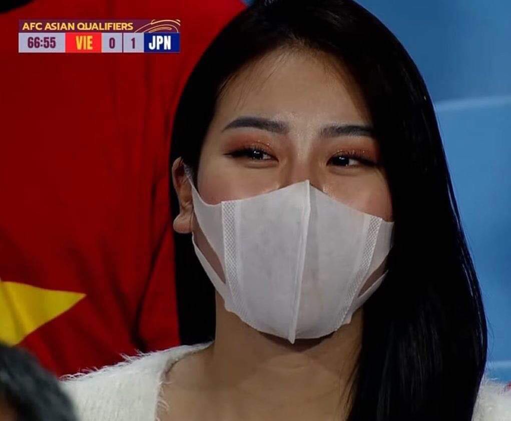 Hình ảnh nữ cổ động viên gây chú ý trên khán đài trận đấu giữa Việt Nam - Nhật Bản